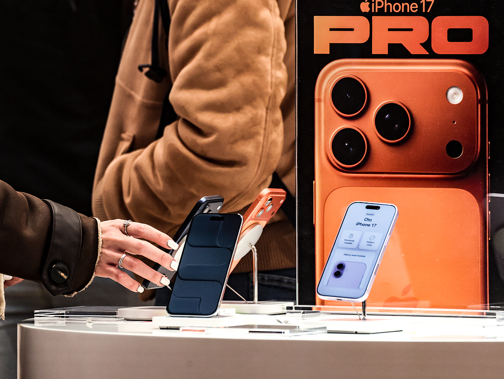 苹果第四财季业绩超预期 库克预告iPhone 17“爆表”热卖