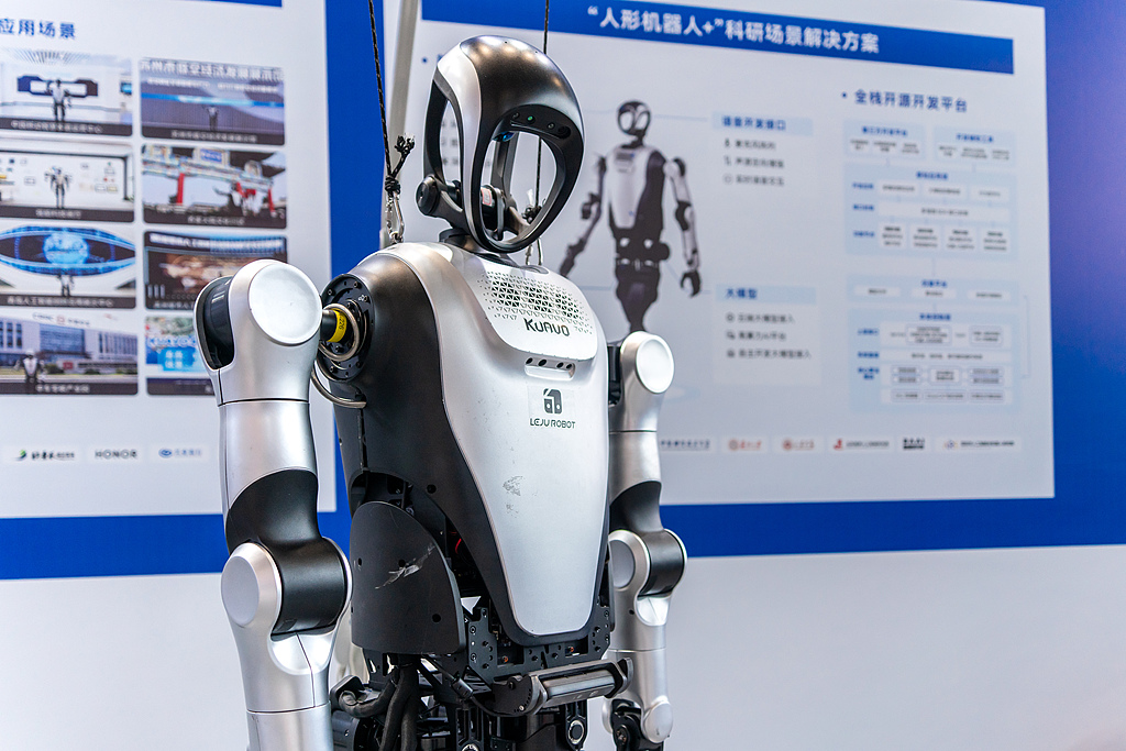 我国机器人产量实现快速增长 相关零部件环节企业或更加受益