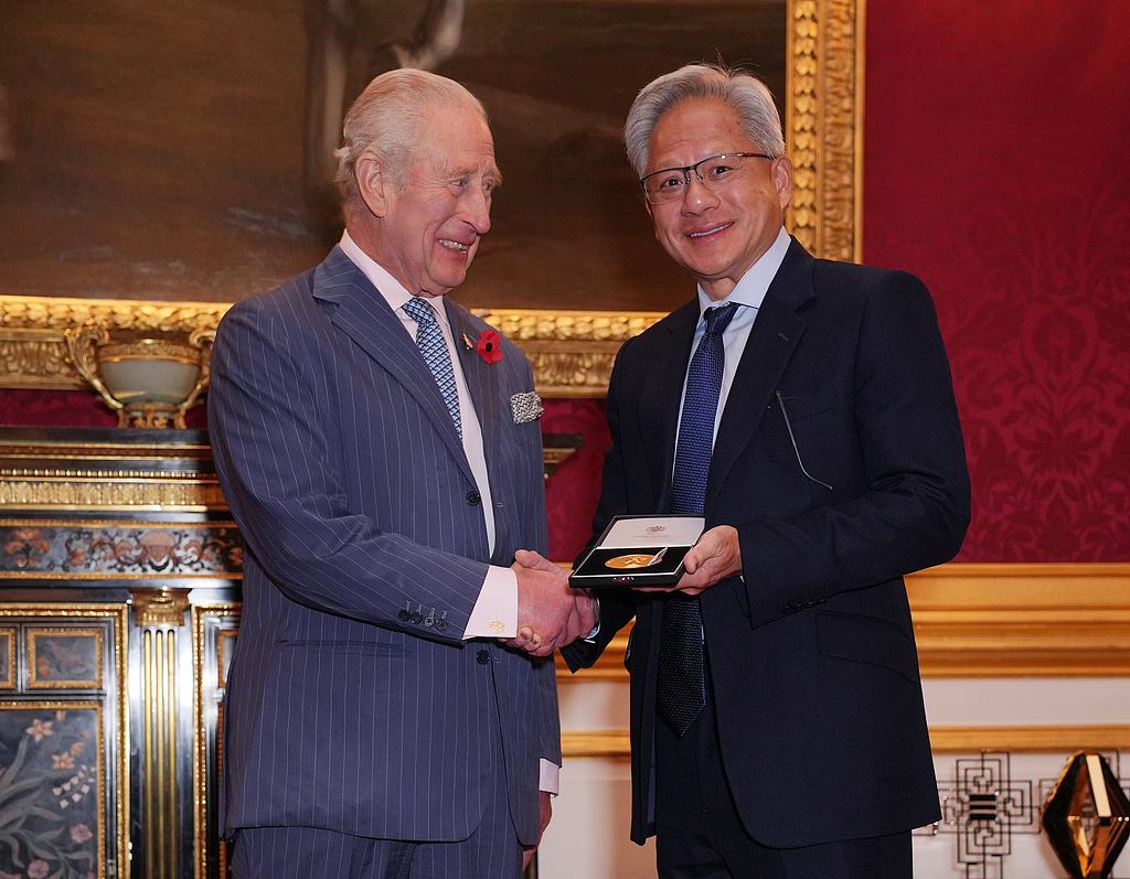 查尔斯国王亲手交给黄仁勋两样东西：一枚奖章+一封“警示信”！