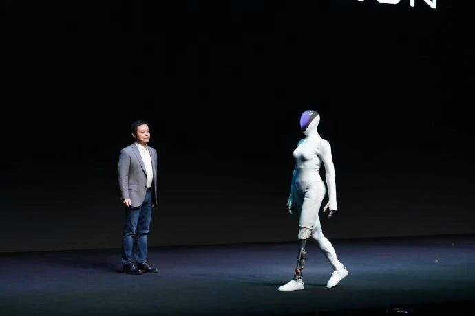 IRON“猫步”惊艳市场 何小鹏“两度自证”击碎质疑 国产机器人涌现时刻到了？