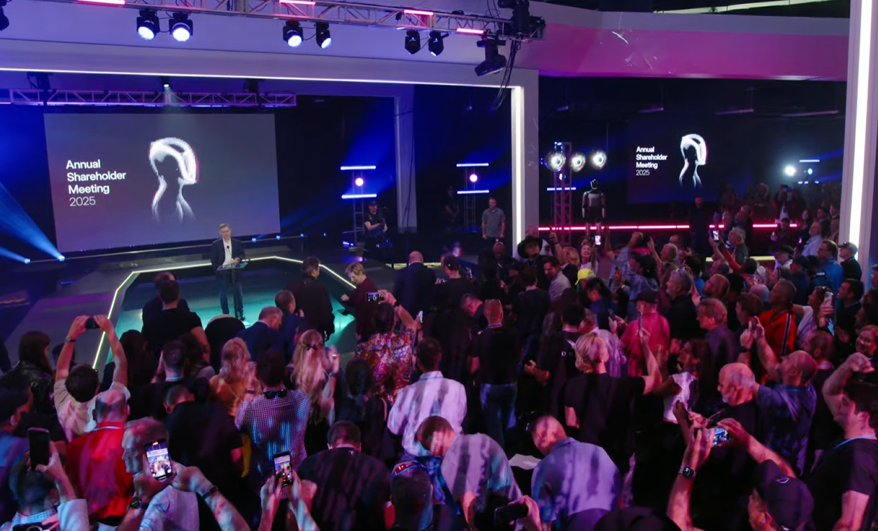 特斯拉股东批准马斯克万亿美元薪酬包 世界首富与机器人共舞庆祝