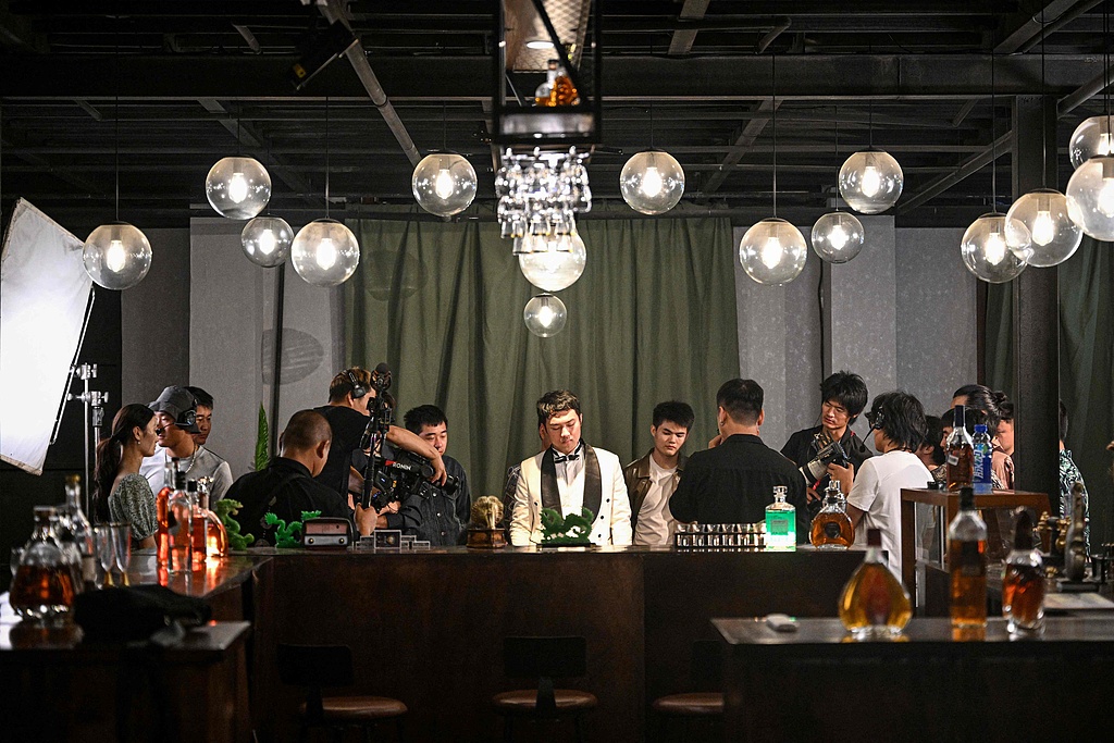 微短剧成内容消费新赛道 市场处于爆发式增长阶段