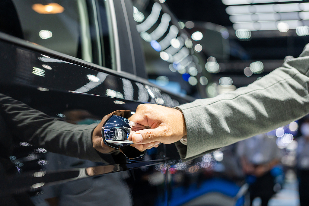 大厂“爱”上车 “野蛮人”还是“送水人”？| 聚焦