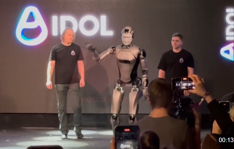 俄罗斯推出首款国产AI人形机器人 首秀舞台上演尴尬一幕