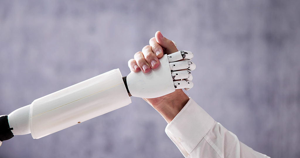 企业不再避讳：AI开始抢走工作岗位，成裁员潮关键因素