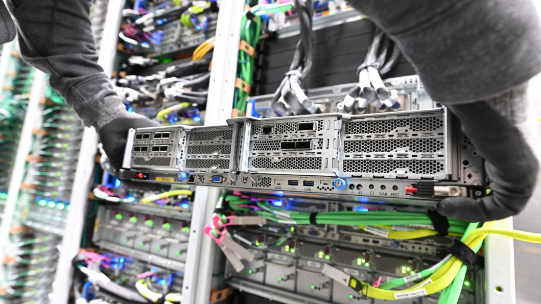 亚马逊新款AI芯片上市！下一代芯片将与英伟达生态“合体”