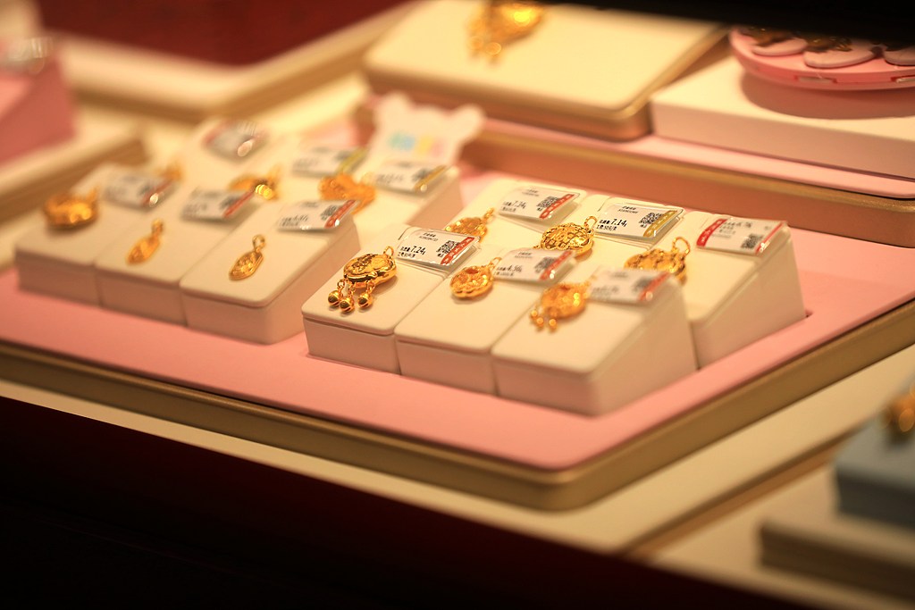 国际金价逼近历史新高 紫金黄金国际涨超5%