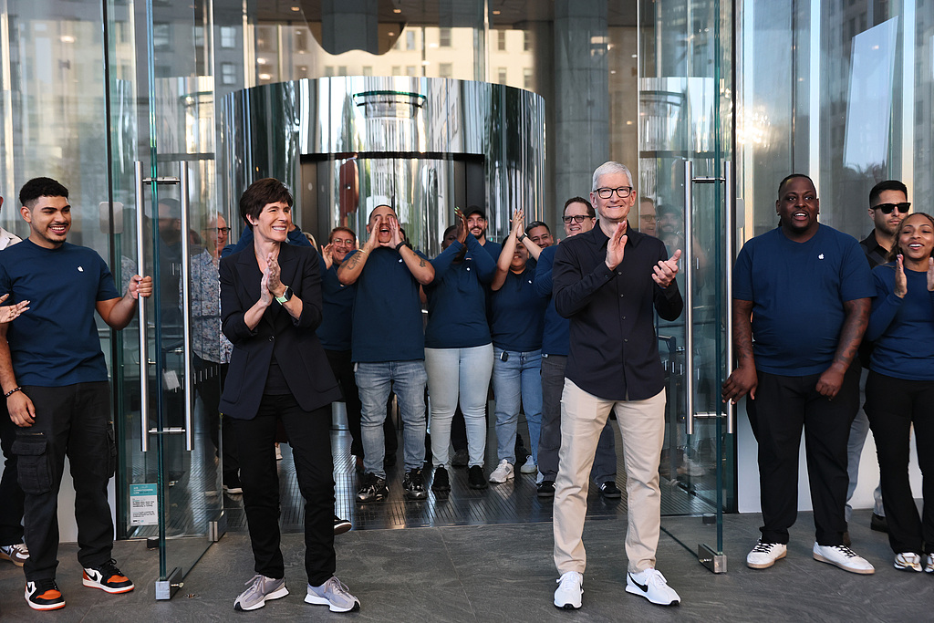 耐克财报暴雷后库克出手：苹果CEO用重金投下信任票