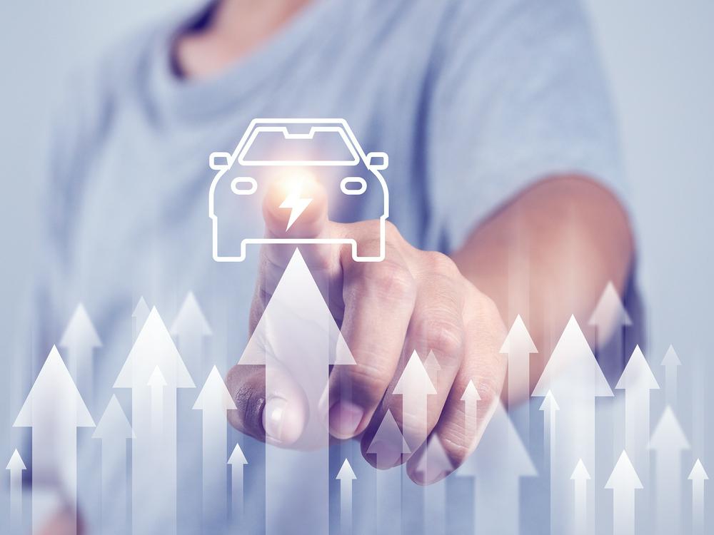 2025年终盘点 |让汽车更安全！新能源车技术标准收紧 十余项新规明年密集落地