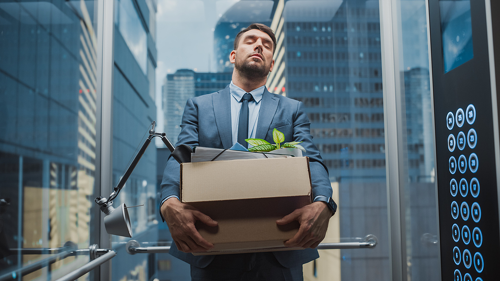 越来越多美企拿AI当裁员借口？高盛：投资人已经不吃这套了！