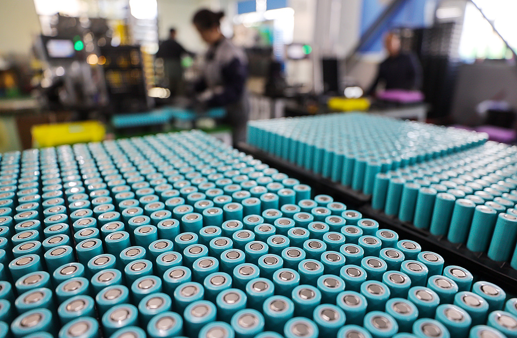 新高13.45万元/吨后跳水，碳酸锂期货今日盘中巨震，大跌8%