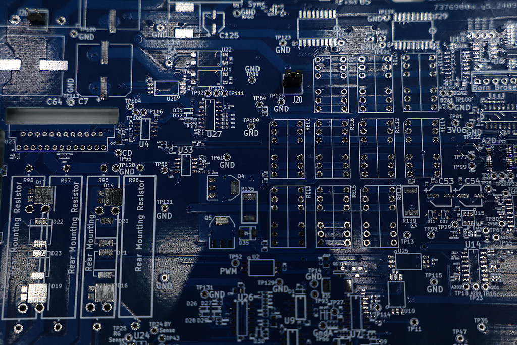 AI PCB需求保持高速增长 机构称供给紧张趋势延续