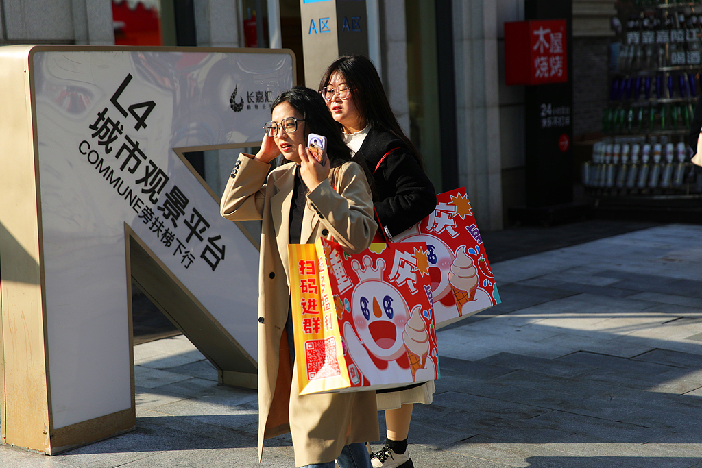 星巴克中国易主、蜜雪冰城封王，新消费2025的狂热、回调与重估