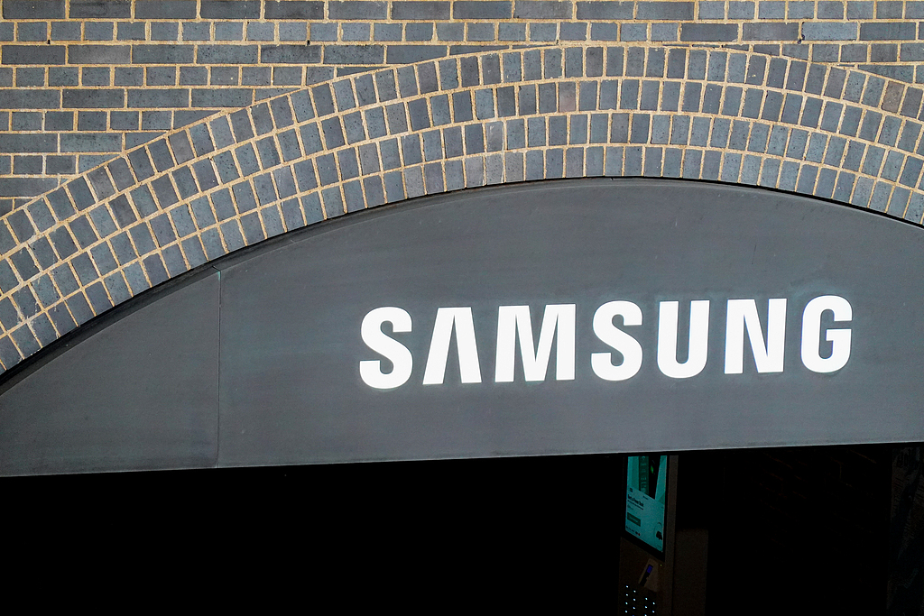 三星“王者归来”？HBM4赢回客户青睐 股价大涨超6%再创新高