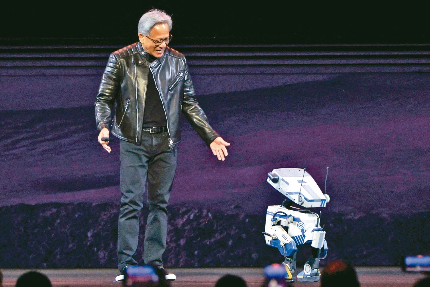 还在担心“丢饭碗”？黄仁勋：机器人是“AI移民” 将创造就业机会