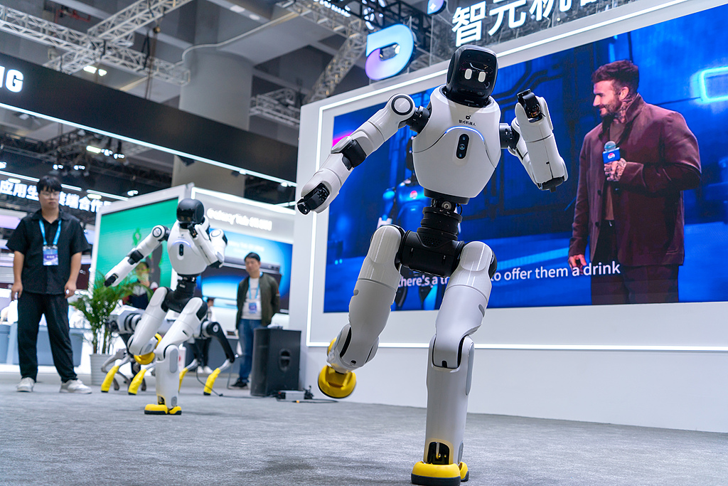 智元发布机器人SOP训练系统 机构称26年机器人板块或迎来主升浪