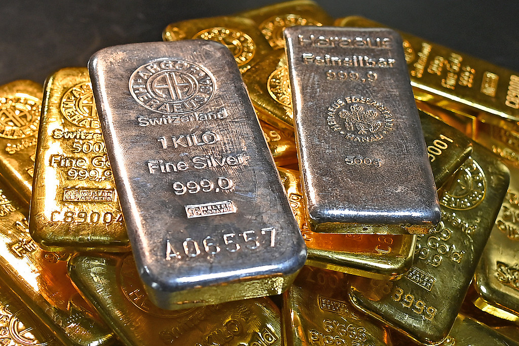 黄金白银双双新高！地缘风暴叠加降息押注 贵金属又将迎来“疯涨年”？
