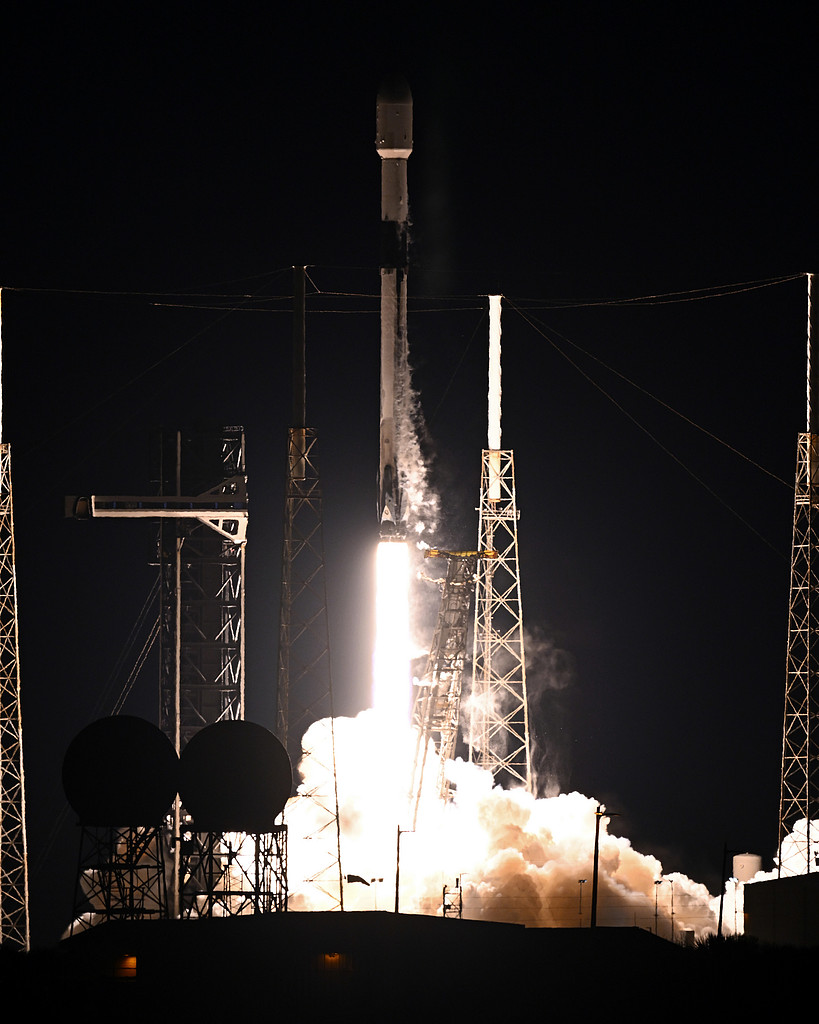 特斯拉股价逆市走强 SpaceX上市在即曝马斯克整合大棋