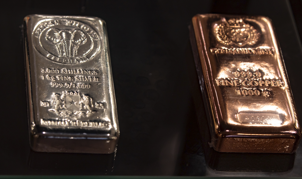 24小时内两度巨震 黄金、白银在创纪录涨势后迎“拥挤交易清算”