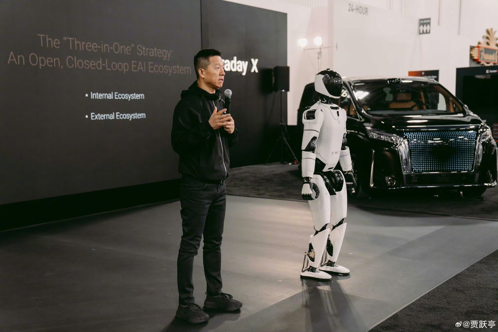 贾跃亭发布人形机器人