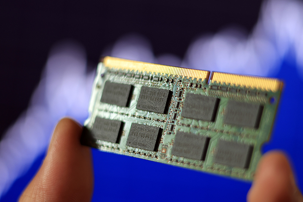 连苹果都急了！T-glass产能紧张 一片“玻璃布”正加剧全球芯荒？