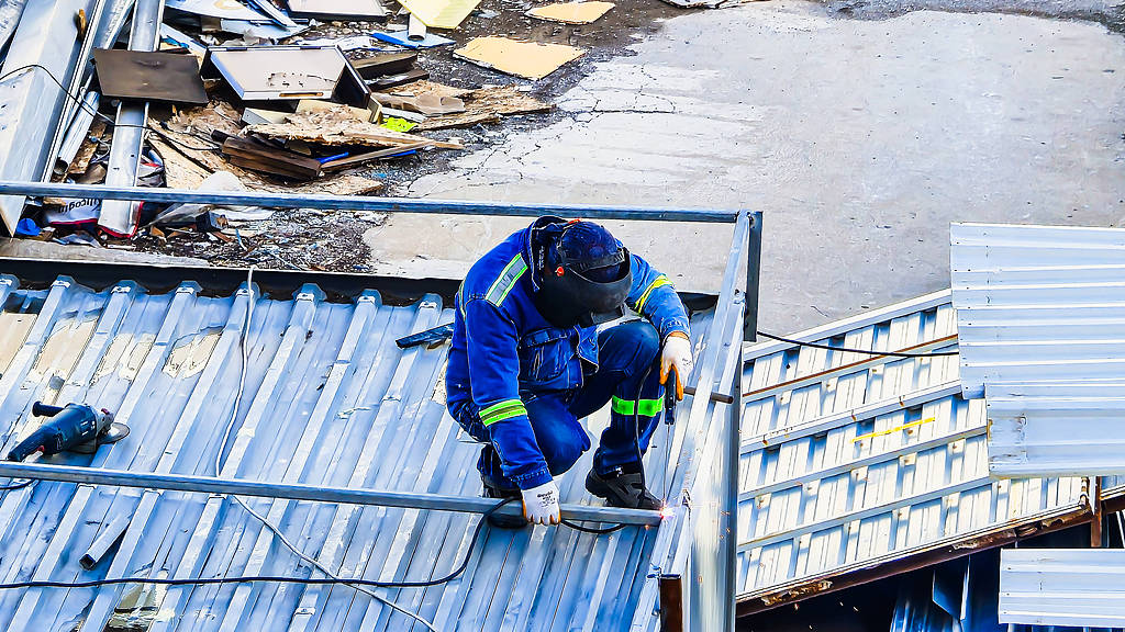 又缺芯片又缺人！数据中心建设潮中 美国建筑行业报告劳动力短缺