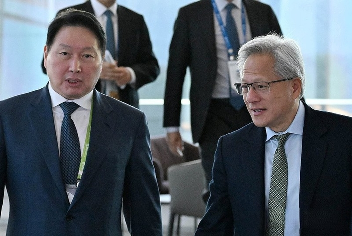 事关HBM与AI合作！SK会长被曝与黄仁勋在美举行“炸鸡会谈”