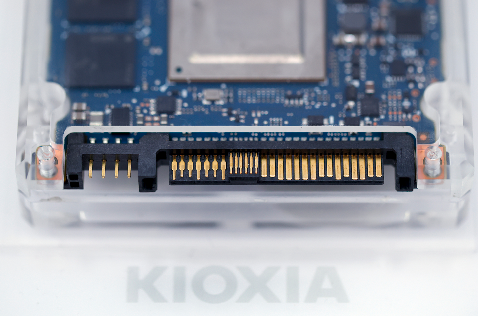 内存涨价全面兑现！铠侠Q4指引碾压预期 存储板块集体异动