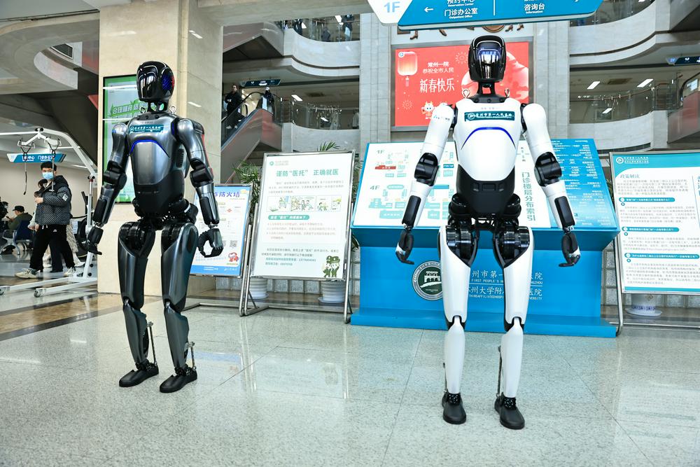 人形机器人门诊“上岗”！一家地市级三甲医院的AI落地样本|AI重塑医疗