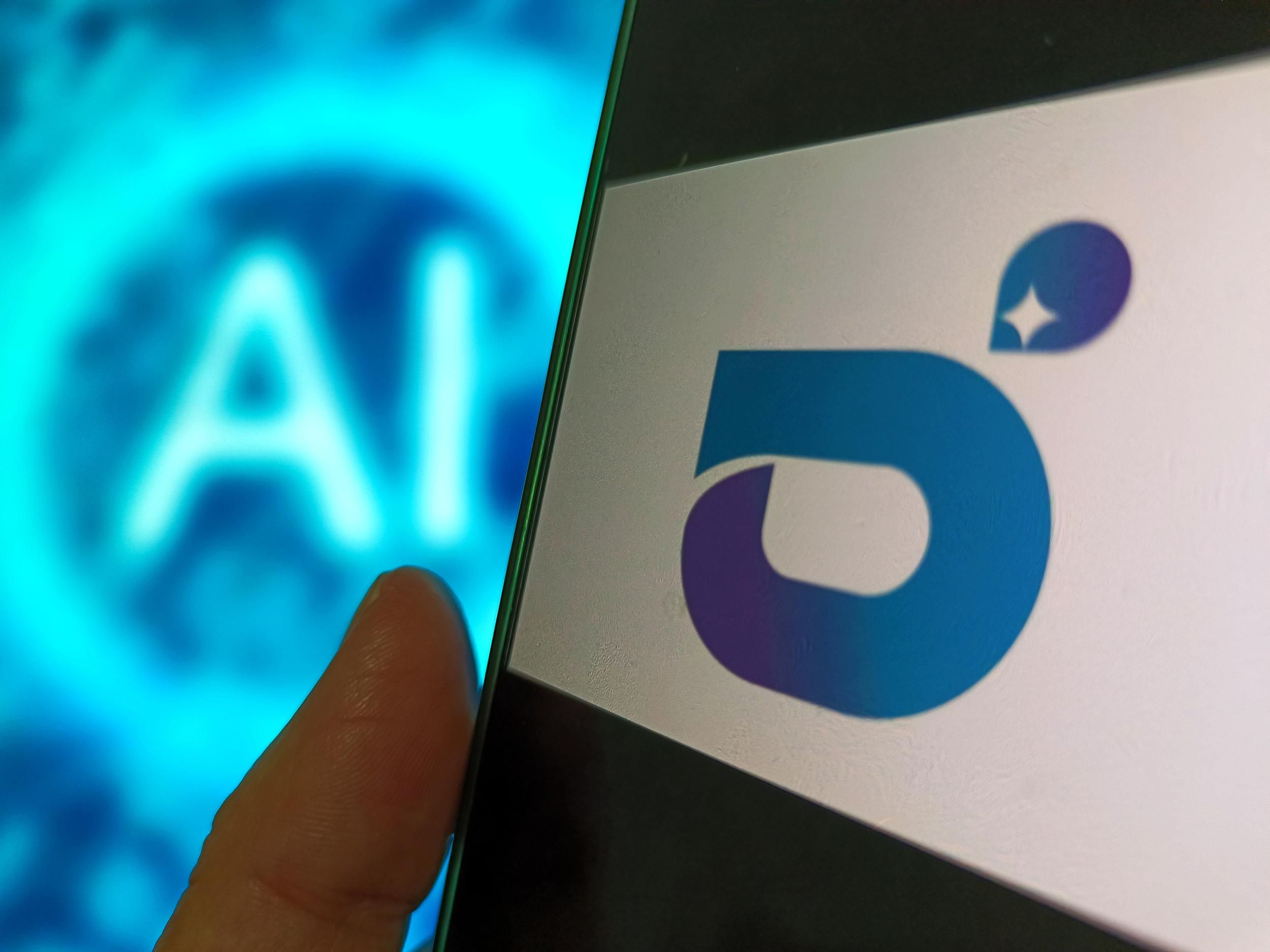 智元机器人叩开应用大门：从“陪聊”到“上岗”，上海如何打造具身智能创新高地？