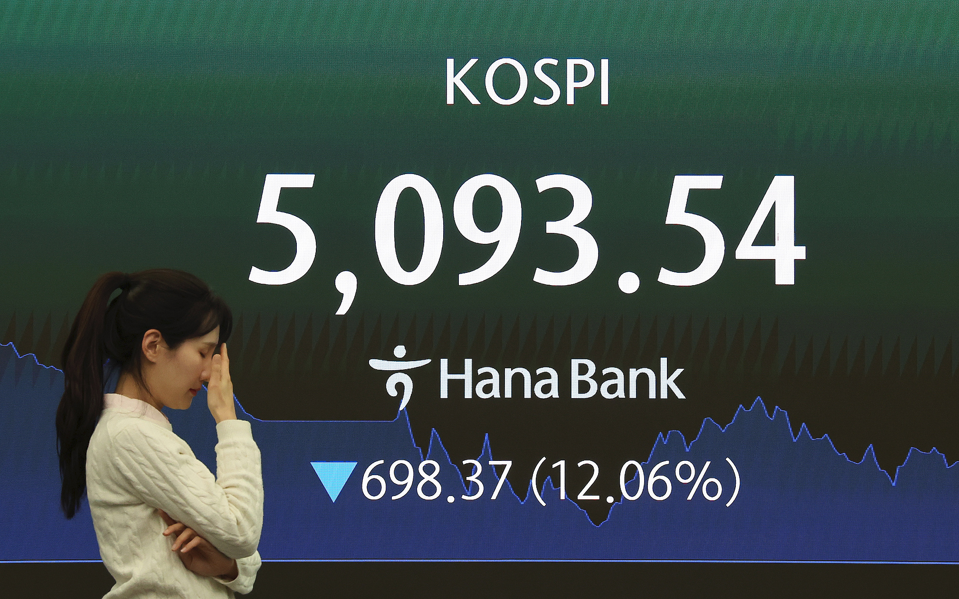全球最牛股市遭遇史上最大暴跌 韩国监管亮出百万亿“稳市弹药”