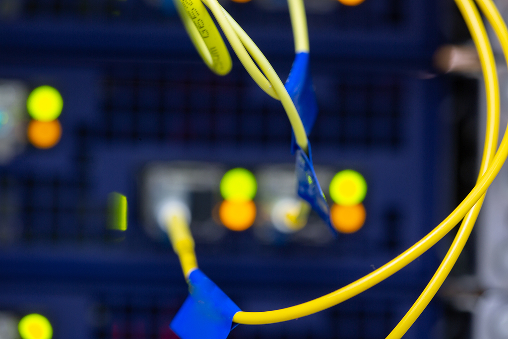 AI传输又迎颠覆性技术？MicroLED CPO节能优势突出 A股上演“追光逐电