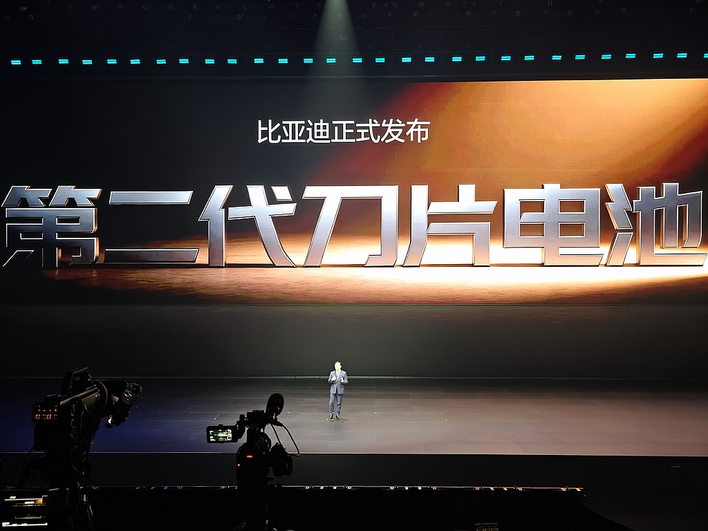 “颠覆性”技术发布、第二代刀片电池9分钟“充饱” 王传福：电动化上半场“完美收官