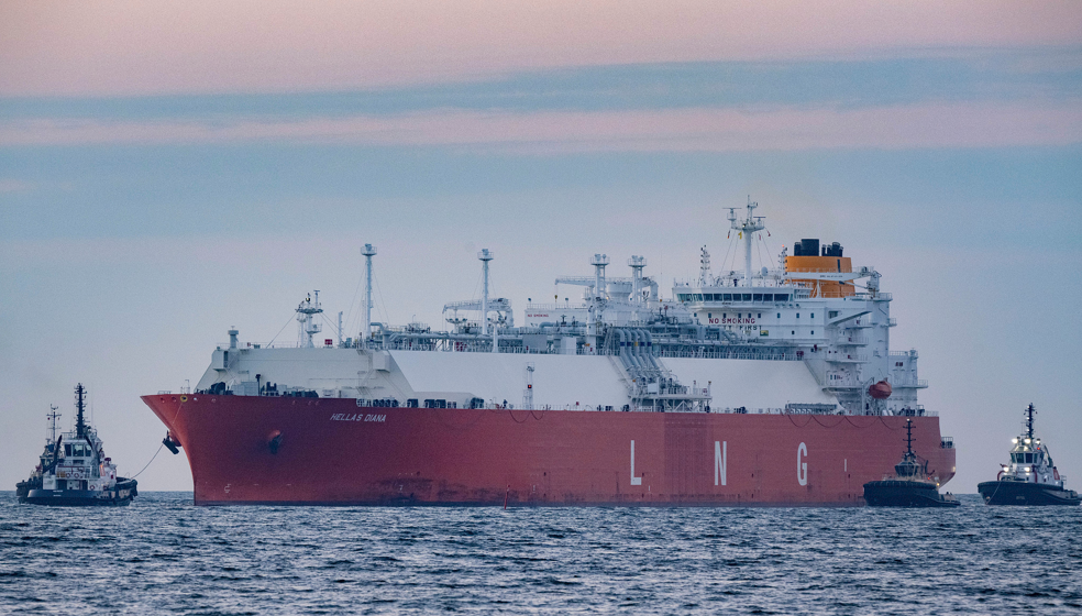 暴涨650%！中东战火愈演愈烈 LNG船租金飙至30万美元/天