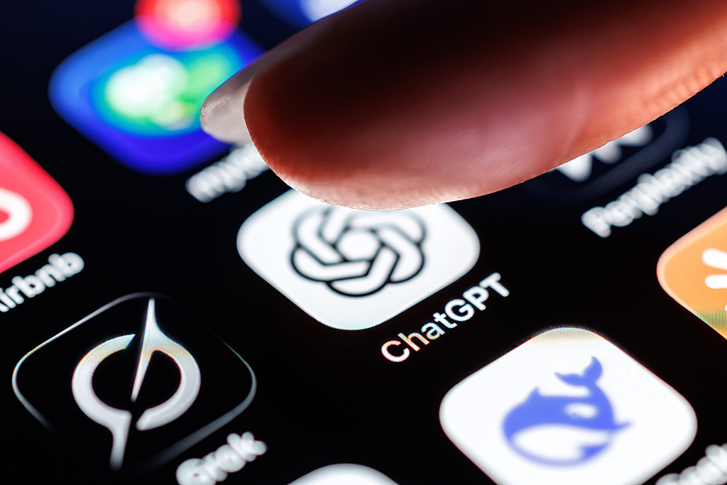 OpenAI推迟ChatGPT"成人模式"上线，将优先提升产