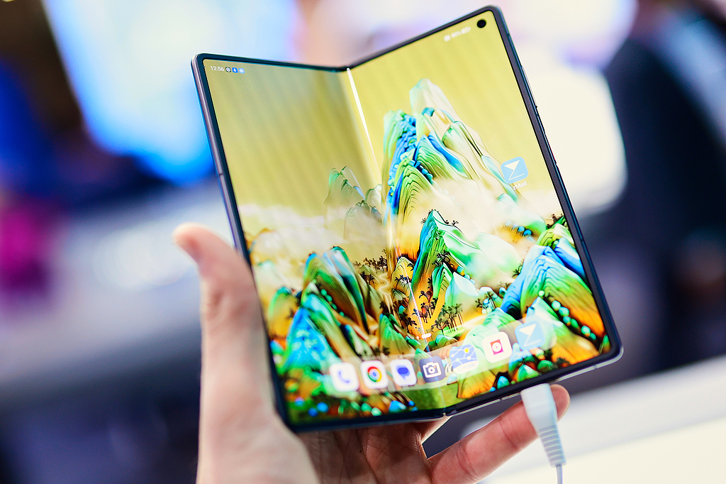 苹果罕见大幅调升折叠机备货需求 产业链增量未来可期