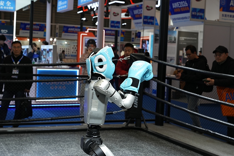 春晚同款机器人扎堆炫技 家电机器人也“养”上龙虾！|直击AWE 2026