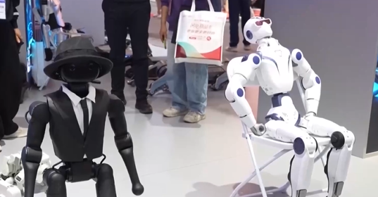 大批智能机器人亮相中国家电及消费电子博览会