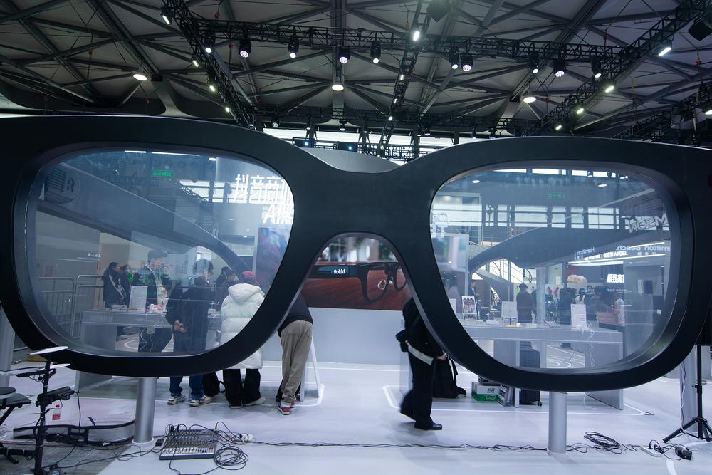 国产AI眼镜竞逐AWE 中国厂商出货量将占全球市场的45%