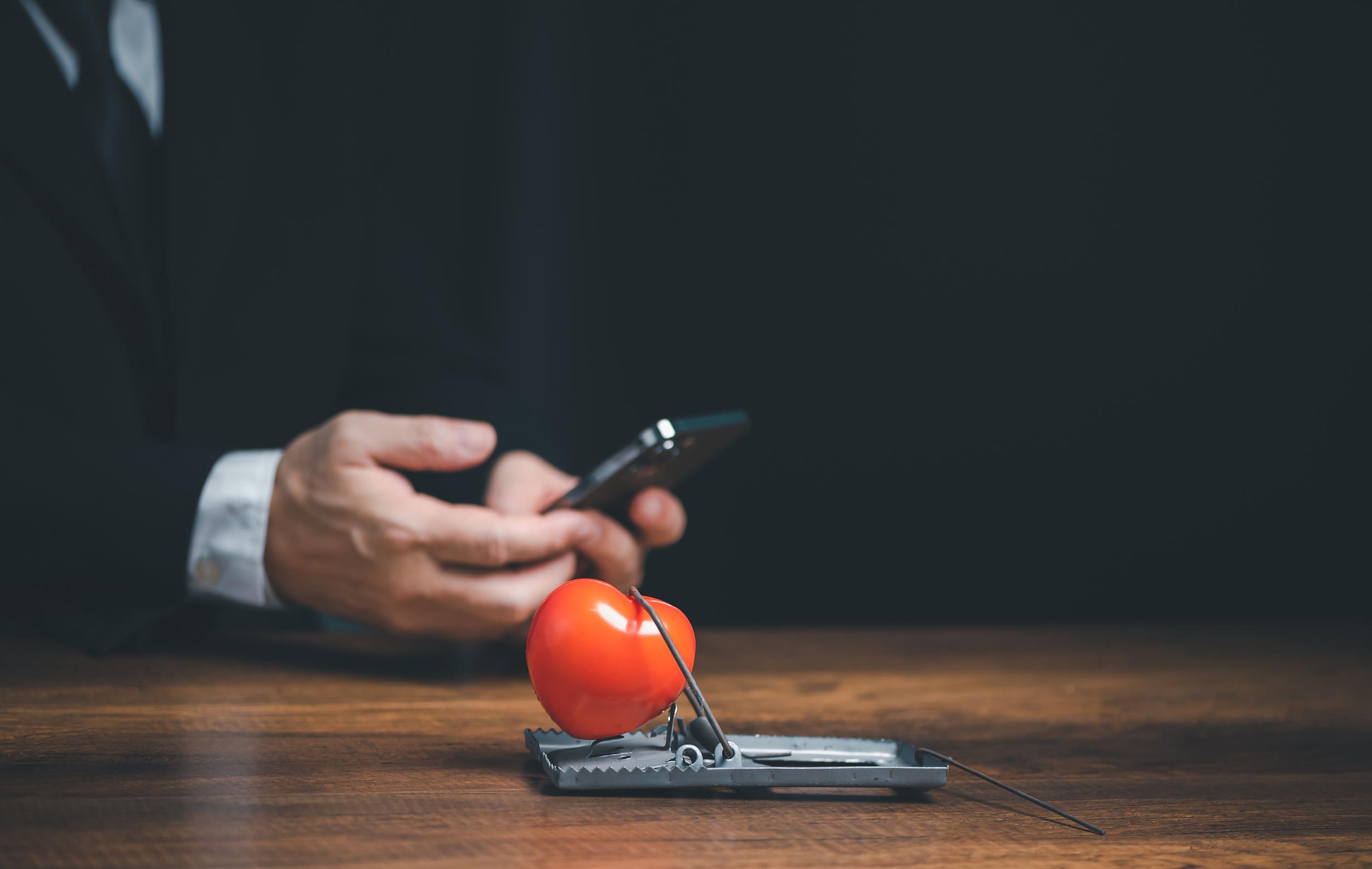 盗号、养号、再卖号 记者曝光黑灰产“养号工厂”