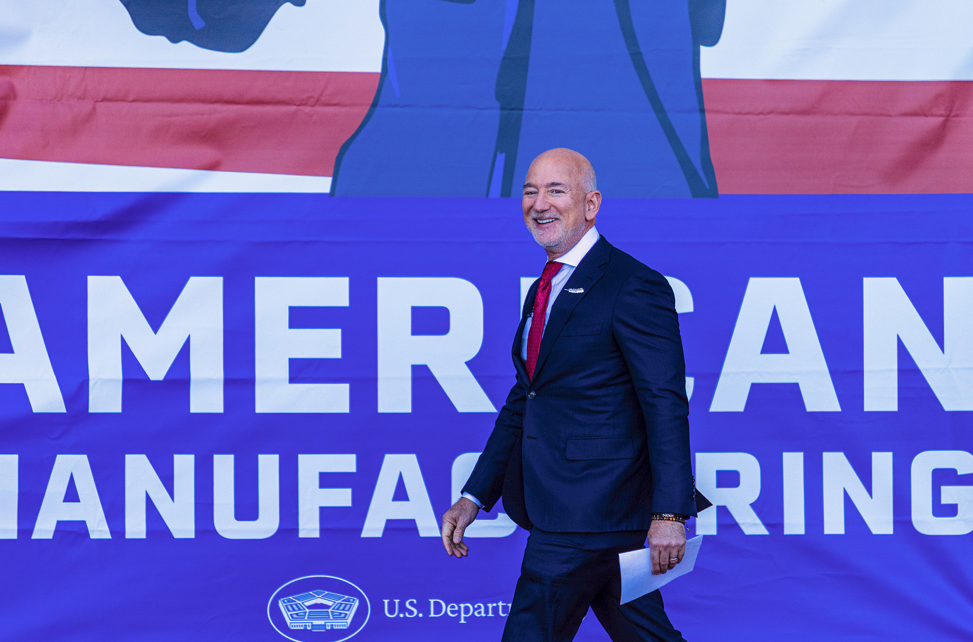 贝索斯被曝筹千亿美元扫货制造业 押注AI自动化重构工厂