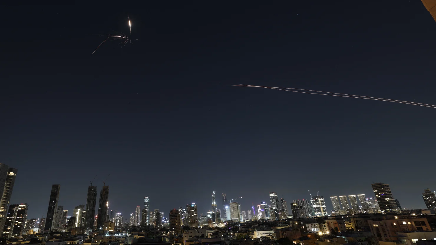 又双双重挫！美伊战火中，为何