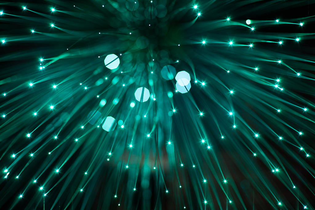 刷新光通信纪录！24芯光纤每秒传输29万GB 离实际应用仅一步之遥