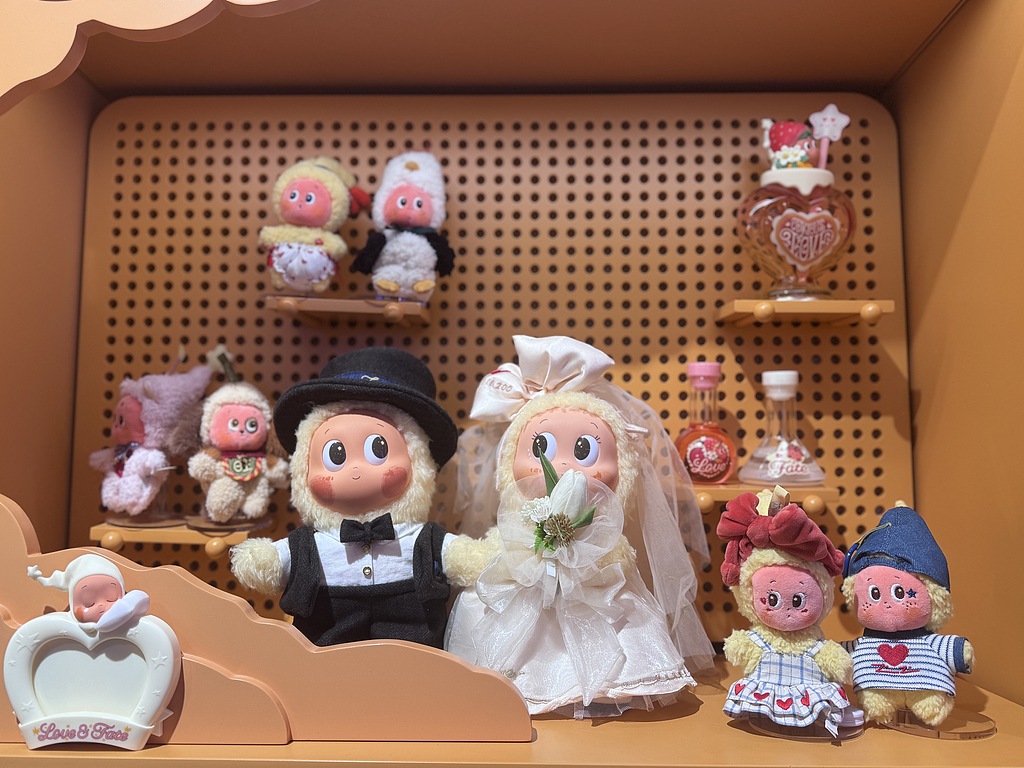 LABUBU家族首破百亿营收，泡泡玛特2026年目标增速不低于20%|直击业绩会