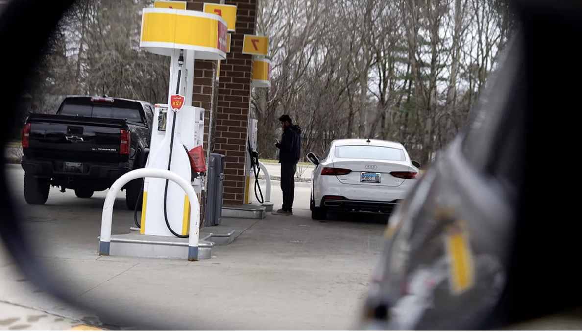 美汽油价格逼近4美元！特朗普政府又出新招：豁免夏季汽油销售限制