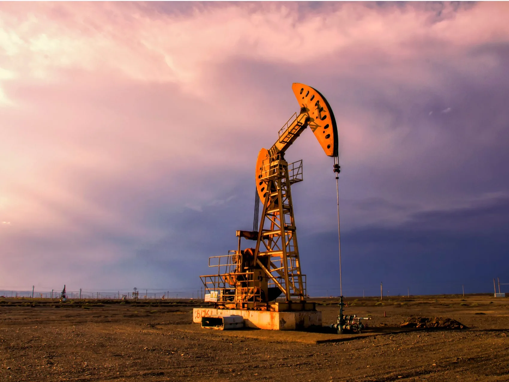 霍尔木兹出口受阻叠加储油库告急 OPEC第二大产油国已减产八成