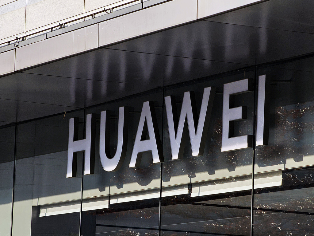 华为晒出2025年成绩单：全球销售收入8809亿元 智能汽车业务同比增长72.1