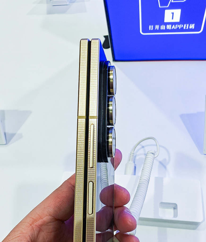 苹果首款折叠屏手机已在试产 折叠屏产业链或迎需求爆发拐点