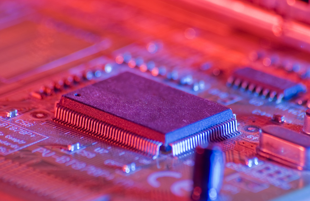 存储芯片迎“历史性”时刻：三