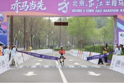 50分26秒破人类纪录！直击北京亦庄机器人半马赛：荣耀“闪电”夺冠 宇树天工双双